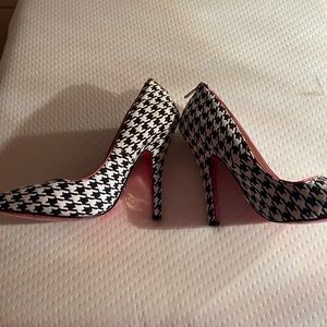 Betsey Johnson houndstooth heel with pink trim. Size 6.5